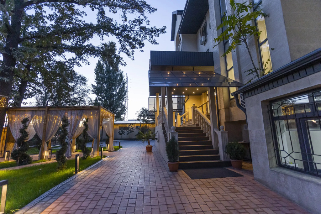 Akjola West Inn garden